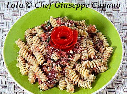 Pasta con pomodori, aglio, basilico e olive 518