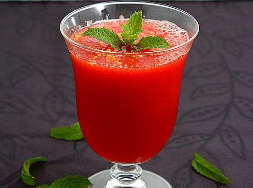 Una rossa e rinfrescante bibita dessert Bibita rinfrescante di anguria al limone e menta 518