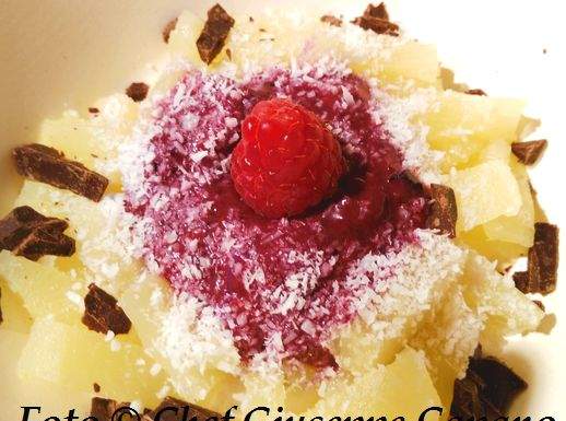 Un dessert equo e solidale Coppette di ananas con salsina ai frutti di bosco, cocco e cioccolato 518