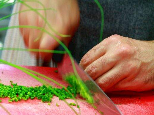 Ergonomia in cucina, quanto è importante e basilare! Taglio erba cipollina 518