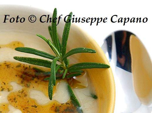 Minestra densa e vellutata di sedano con condimento aromatico d'olio 518