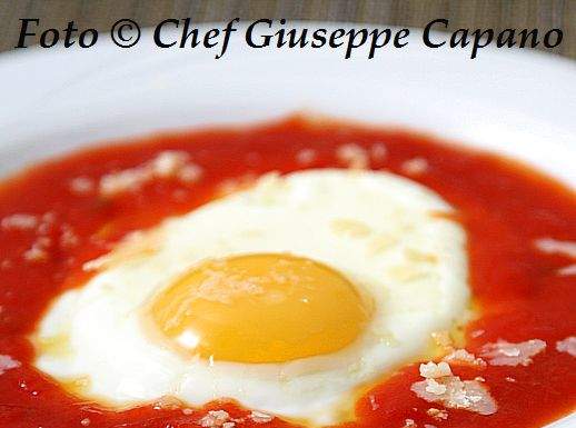 Uova all'occhio di bue con formaggio e salsa di pomodorini 518