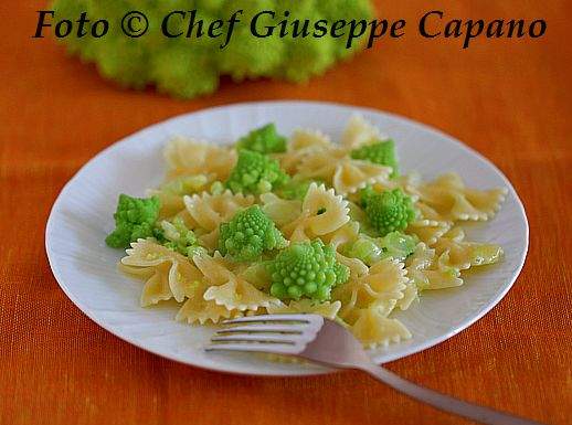 Un semplice primo piatto facilmente adattabile agli ortaggi di stagione Semplici farfalle con cavolo romanesco e formaggio 518