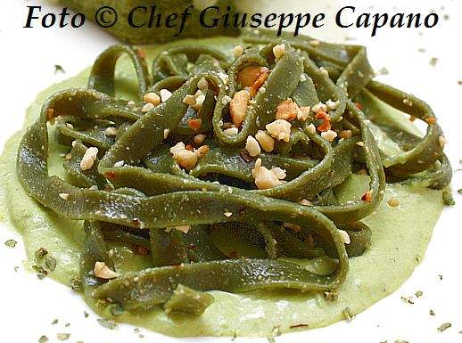 Le sfumature del verde in primavera a tavola Tagliatelline alla spirulina con nocciole e salsina di piselli 518