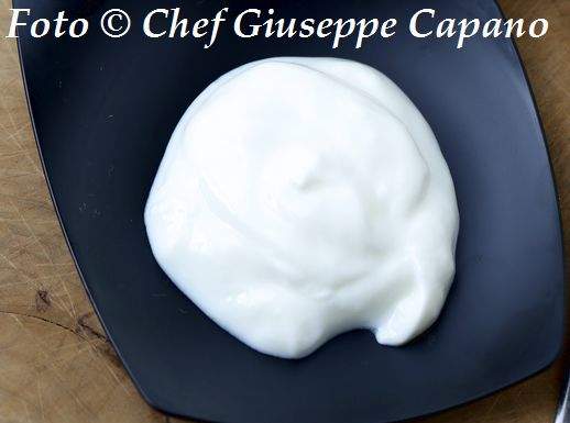 Yogurt e alcuni consigli d’uso in cucina yogurt-su-sfondo-nero-518