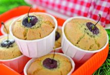Muffin di riso con ciliegie e semi di papavero