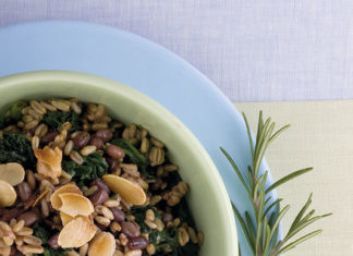 Primo di avena e azuki con spinaci e mandorle tostate