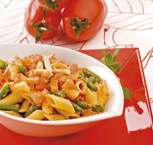 Mezze penne con pomodori, fagiolini e crema di mandorle