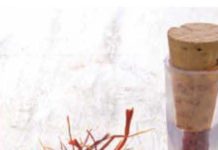 zafferano in pistilli e polvere. Lo zafferano è un ingrediente dei risotti in busta