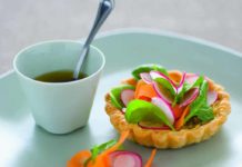 Tartellette con insalata di spinaci e ravanelli