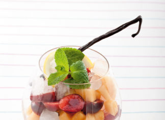 Macedonia ghiacciata con melone e ciliegie alla menta