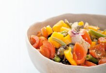 Peperonata ai capperi con pane croccante