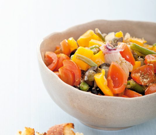 Peperonata ai capperi con pane croccante
