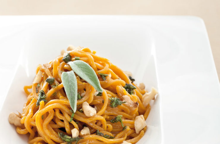 Tagliolini profumati con olio alle erbe e noci
