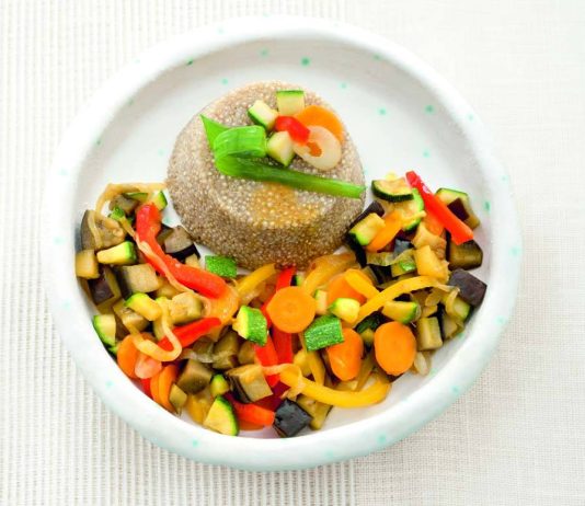Tortino di quinoa con caponata alla curcuma