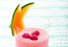 Smoothie di melone e pesche con lamponi