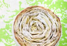 Rosa di crostata integrale con mele e nocciole