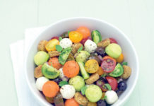 Insalata colorata con crostini e ortaggi estiviv