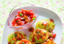 Salsa di pomodori alle erbe con fiori di zucca su ravioli di magro