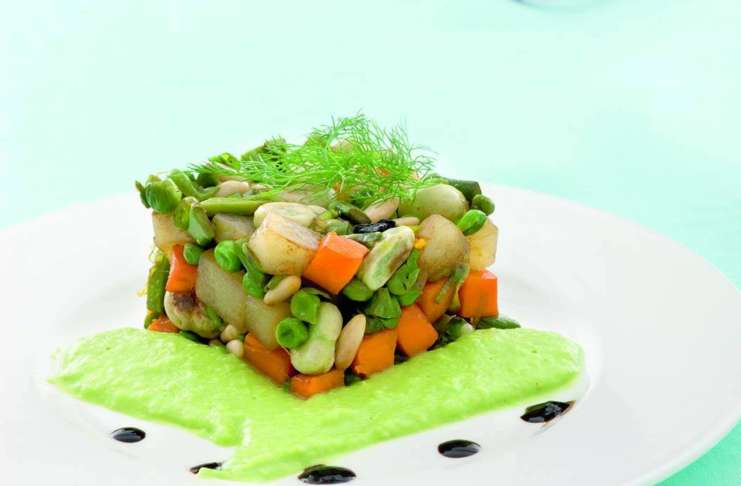 Antipasto tiepido di verdure novelle con salsa di fave