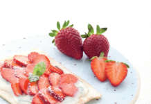 Sfoglie alle mandorle con fragole e yogurt alla menta