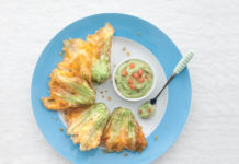 Fiori di zucca fritti con guacamole