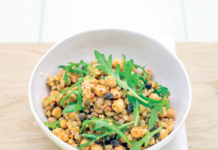 Insalata di orzo con pesto rosso, ceci e rucola