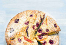 Torta alla ricotta con pesche e lamponi