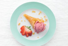 Gelato alle fragole con croccante di sesamo