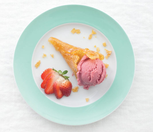 Gelato alle fragole con croccante di sesamo
