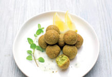 Falafel di quinoa e fave fresche con salsa alla menta