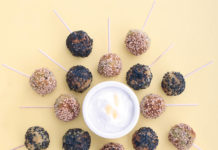 Pops di baccelli di pisello al sesamo con crema di yogurt