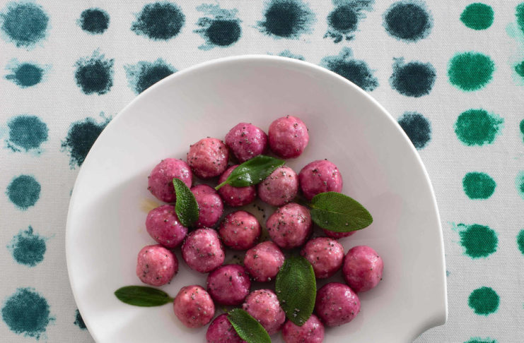 Gnocchi rosa di ricotta e barbabietola alla salvia