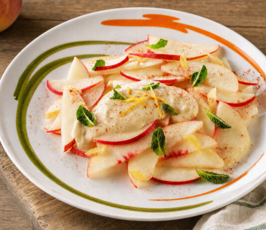 Carpaccio di pesche allo zenzero con salsina al limone e cannella