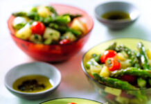 Coppette di asparagi, patate e pomodorini con olio aromatico