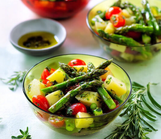 Coppette di asparagi, patate e pomodorini con olio aromatico