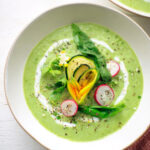 Crema di zucchine crude con spinaci e rucola
