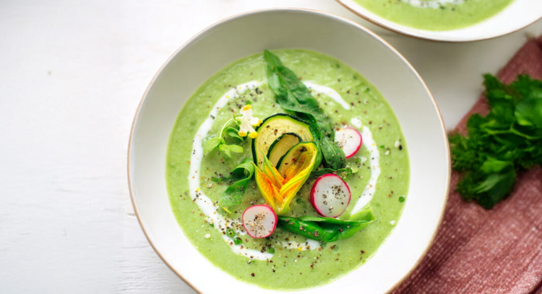 Crema di zucchine crude con spinaci e rucola