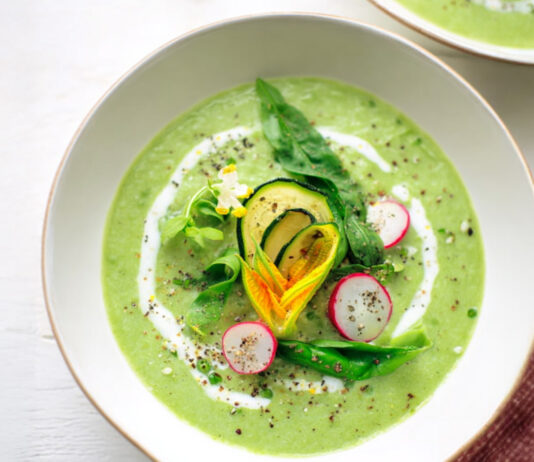 Crema di zucchine crude con spinaci e rucola