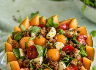 Insalata di melone, pomodori e mozzarelline