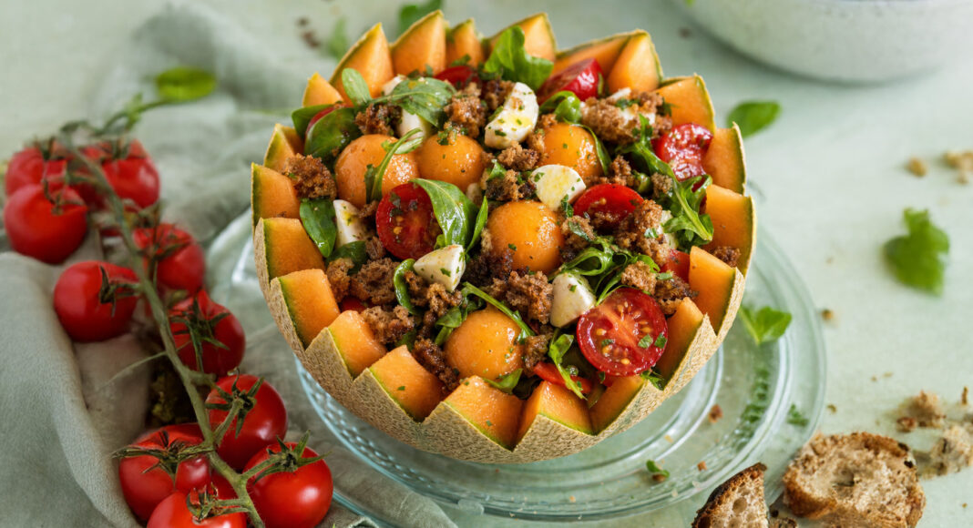 Insalata di melone, pomodori e mozzarelline