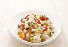 Insalata colorata di riso jasmine e ortaggi