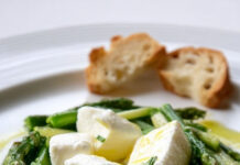 Nidi di asparagi all'erba cipollina e mozzarella