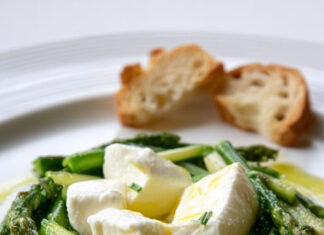 Nidi di asparagi all'erba cipollina e mozzarella