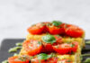 Piccoli quadrati di farinata agli asparagi con pomodori