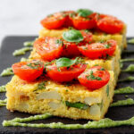 Piccoli quadrati di farinata agli asparagi con pomodori