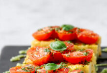 Piccoli quadrati di farinata agli asparagi con pomodori