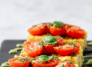 Piccoli quadrati di farinata agli asparagi con pomodori