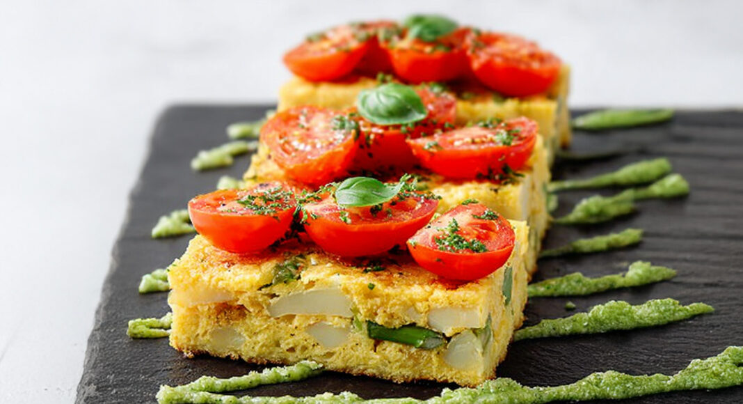 Piccoli quadrati di farinata agli asparagi con pomodori