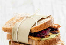 Sandwich integrale con tempeh, avocado e cavolo rosso